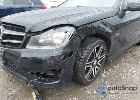 2014 Mercedes-Benz C 250 z USA, uszkodzony, nr VIN WDDGJ4HB0EG289247